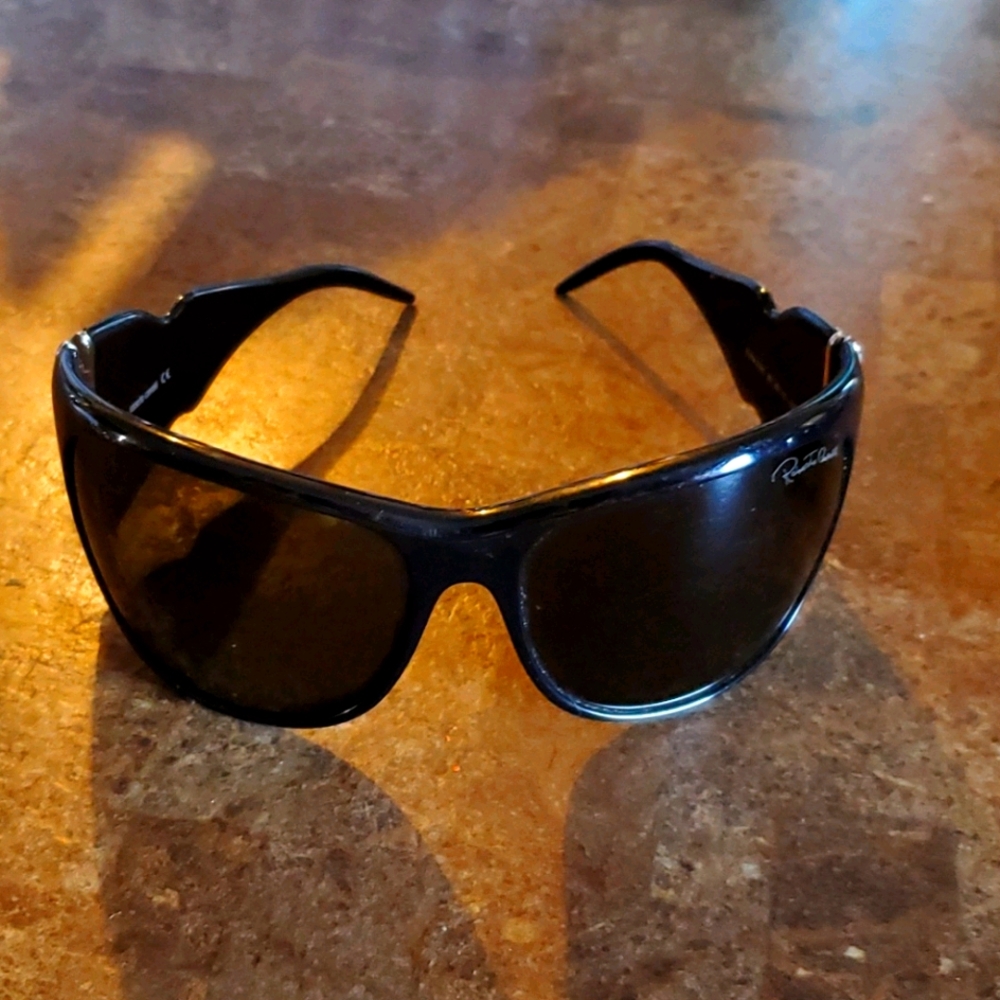 Roberto Cavalli sunglasses in black.